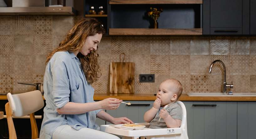 أمور بسيطة يفعلها طفلك ليقول لك أنّ طعامك لذيذ ماما!