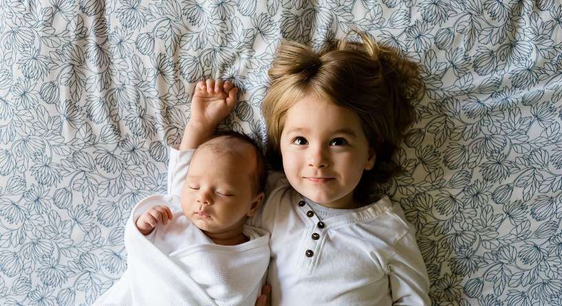 عبارات يمكنك قولها لتقليل الغيرة بين الأخوة عند ولادة طفلك!
