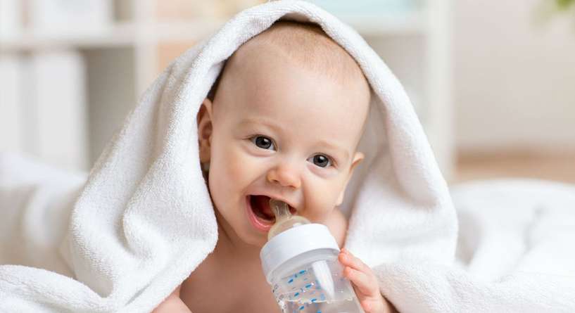 مخاطر اعطاء الطفل الرضيع الماء