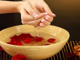 6 خلطات طبيعية لتطويل الأظافر