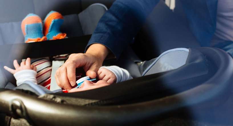 ترك الرضيع في كرسي السيارة لاكثر من نصف ساعة يعرضه للإختناق