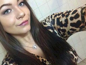 فتاة تحرق عينيها بالصبغة