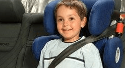 نصائح لجعل الطفل يجلس في كرسيه المخصّص للسيارة