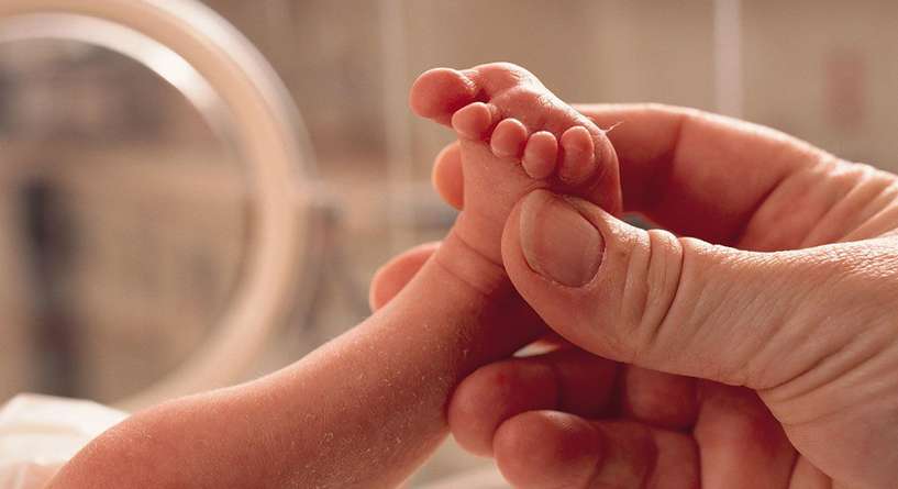 هل يعيش الجنين الذي يولد في الشهر الثامن وهل من خطر على الام؟