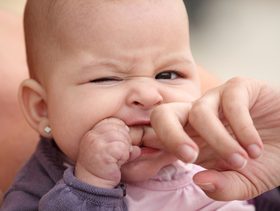 5 مسكنات طبيعية للتخفيف من ألم التسنين