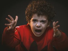 طفلي عمره سنة وكثير الصراخ