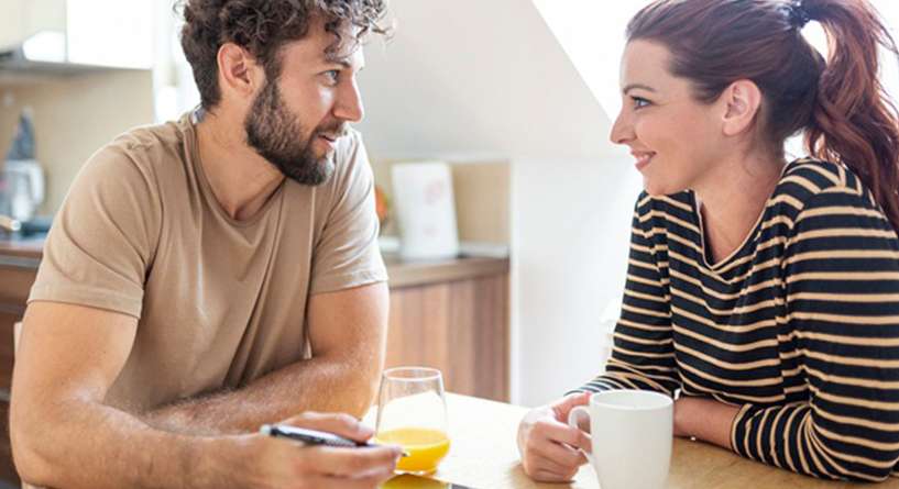 كلمات يحتاج زوجك ان يسمعها منك، فلا تبخلي عليه بها!