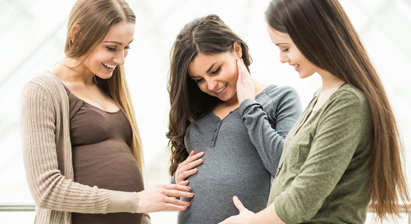 دراسة تكشف السبب وراء عدوى الحمل بين الصديقات
