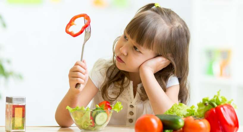 كيفية التعامل مع رفض الطفل لتناول المأكولات الصحية
