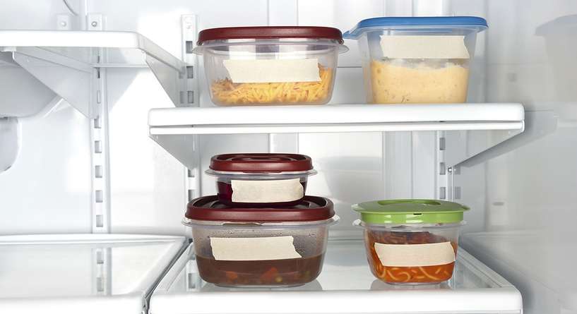 هل يجوز وضع الطعام الساخن في الثلاجة؟