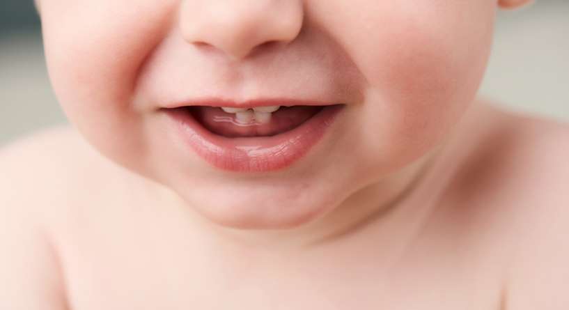 هل تطلع اسنان الطفل في الشهر الثالث