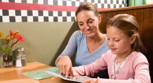 7 نصائح مفيدة للاكل مع الاطفال في المطعم