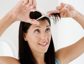 ودعي مصفف الشعر وقصي الغرة في المنزل