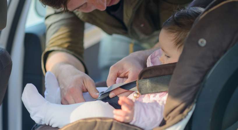 أم تبتكر حيلة ذكية لتفادي نسيان طفلها في السيارة