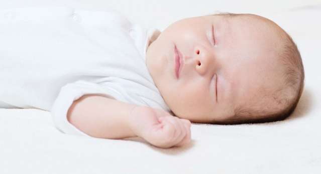 نصائح عن فراش الرضيع للوقاية من متلازمة الموت المفاجئ