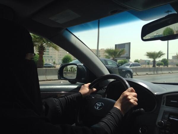 لاول مرة امرأة سعودية تقود سيارتها في الرياض
