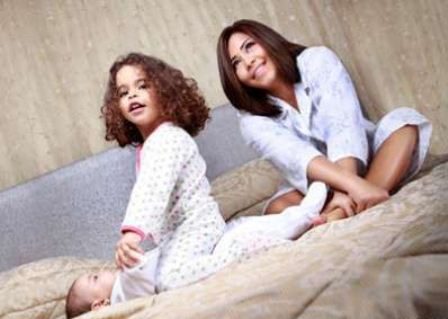 صور شيرين عبد الوهاب مع والدتها وابنتيها