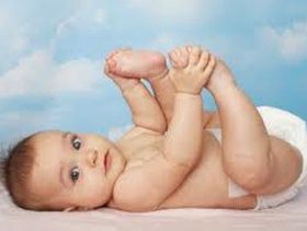 خمس خطوات تقوم بها الأم حين تتحسّس بشرة الطفل