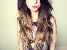 هكذا تصبغين شعركِ بالأومبري في المنزل!