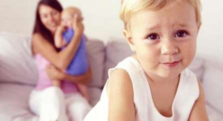 طرق التعامل مع غيرة الطفل من المولود الجديد