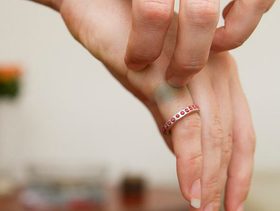 كيفية التخلص من مشكلة اخضرار الأكسسورارت على البشرة