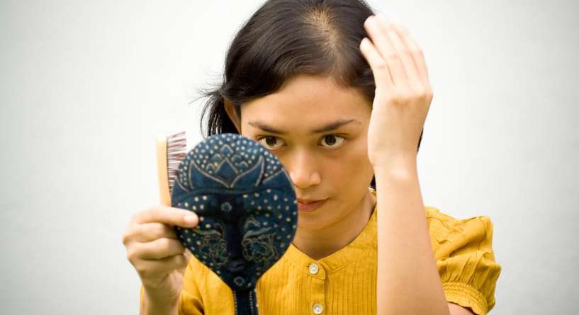 ما اسباب تساقط الشعر عند المراهقين