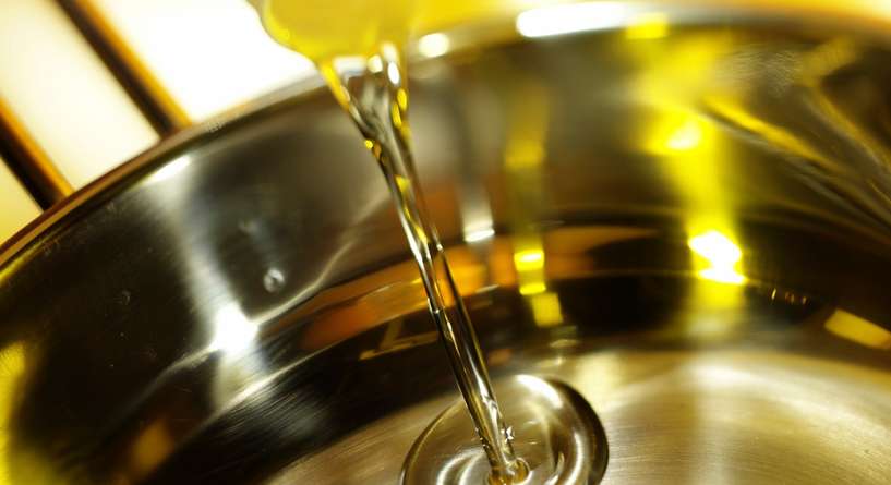 كيفية التخلص من الزيت بعد إستخدامه بشكل عشوائي