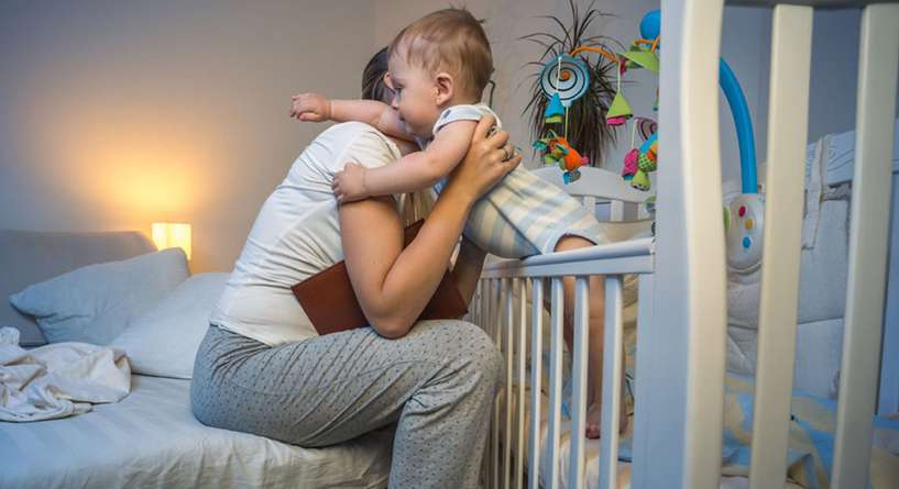 دراسة تكشف لم لا يجب ان تقلق الام ان لم ينم طفلها ليلًا