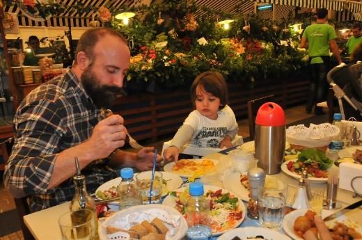 صور ابطال الدراما التركية مع اولادهم وزوجاتهم الحقيقيين