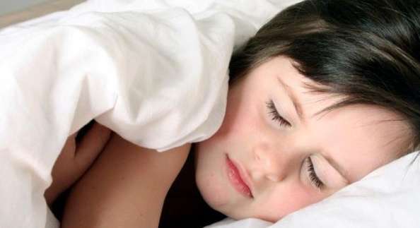 كيف تتحايلين على طفلك لينام؟