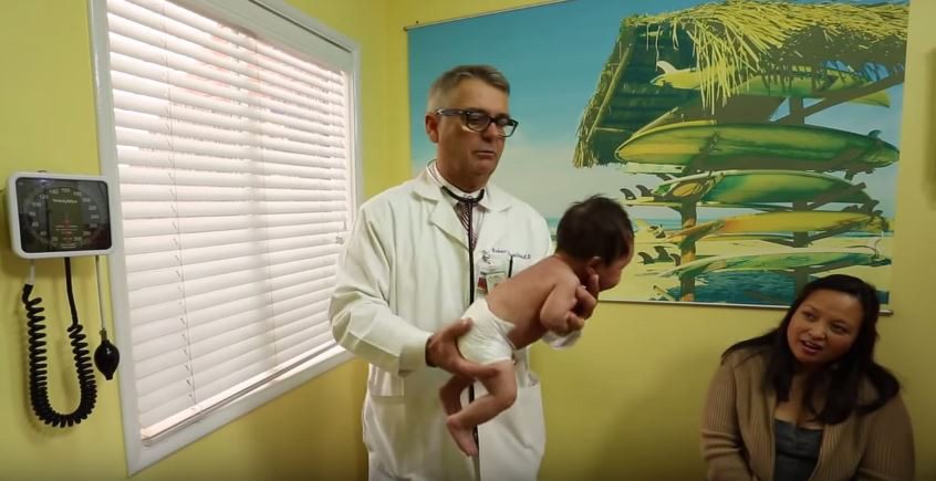 طبيب يكشف عن أفضل طريقة لتهدئة بكاء الطفل في ثوان بالفيديو