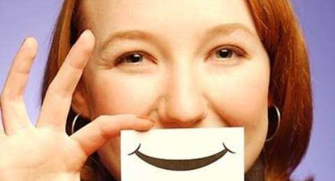دراسة: سوء المزاج تولّده ابتسامة كاذبة