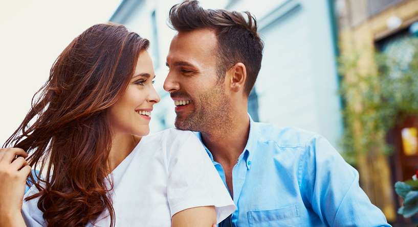 كيف تثير امرأة برج الجوزاء وما هي مزاياها وعيوبها؟