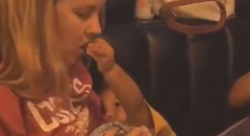 فيديو لطفل يرد الجميل لامه ويقوم باطعامها اثناء ارضاعها له