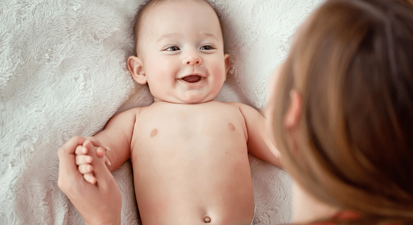 علامات تكشف سعادة الرضيع بحسب عمره