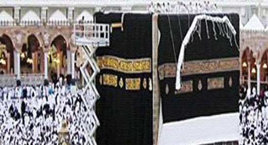 شخاص يكسون الكعبة بحلّة جديدة | الحج، مكة المكرمة، السعودية