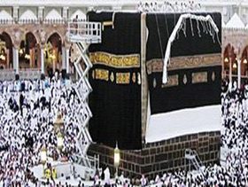 شخاص يكسون الكعبة بحلّة جديدة | الحج، مكة المكرمة، السعودية