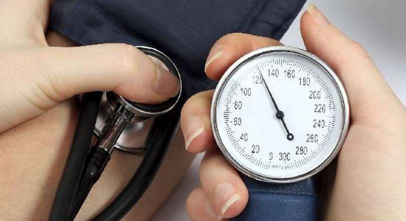 اكتشفي اسباب وطرق علاج الضغط المرتفع بالاعشاب نهائيا!