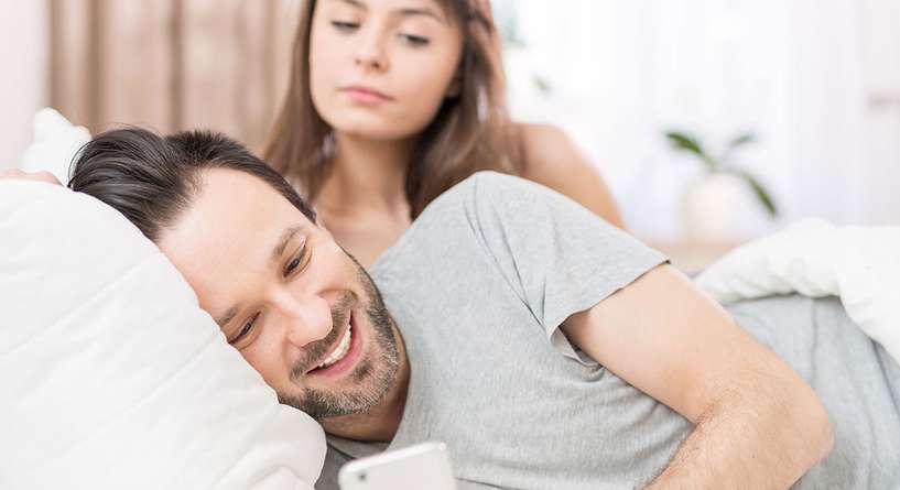 كيفية التعامل مع خيانه الزوج لزوجته بالجوال