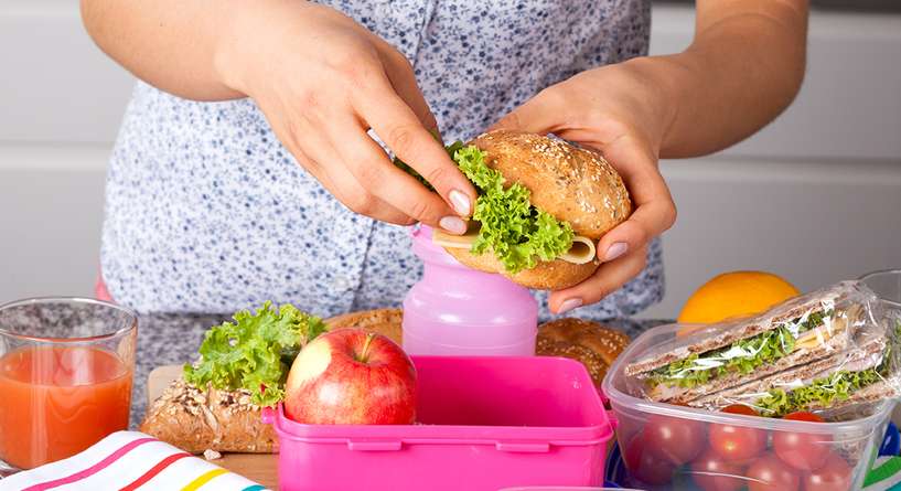 قواعد غذائية يجب اتباعها اثناء تحضير علب طعام المدرسة