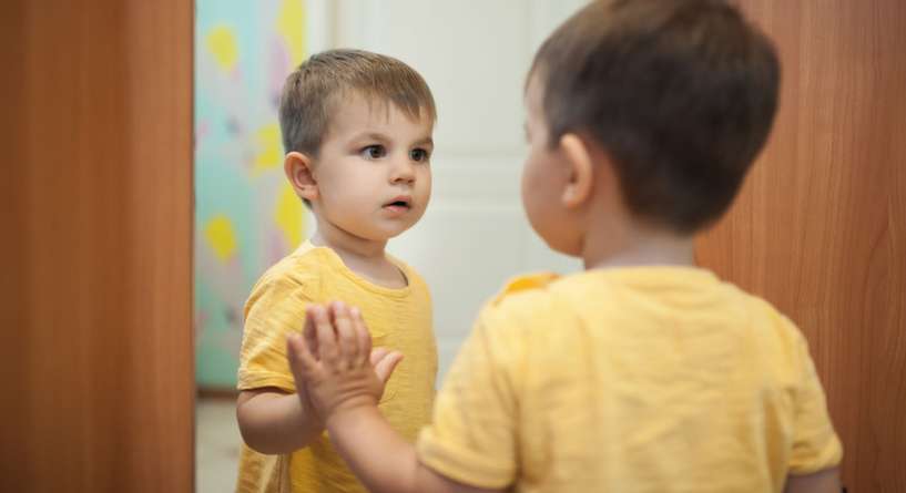 هل يجب ترك الطفل ان ينظر كثيرا الى المرآة