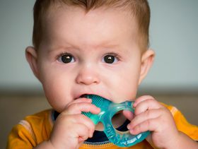 ظهور اسنان الطفل العلوية قبل السفلية