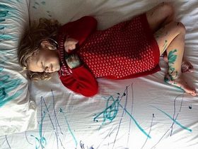 صور طريفة ومضحكة لأطفال يبعدون الملل من حياة أهلهم