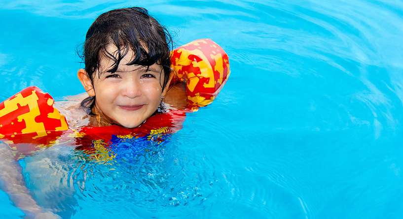 مخاطر اللجوء إلى العوامات خلال سباحة الطفل
