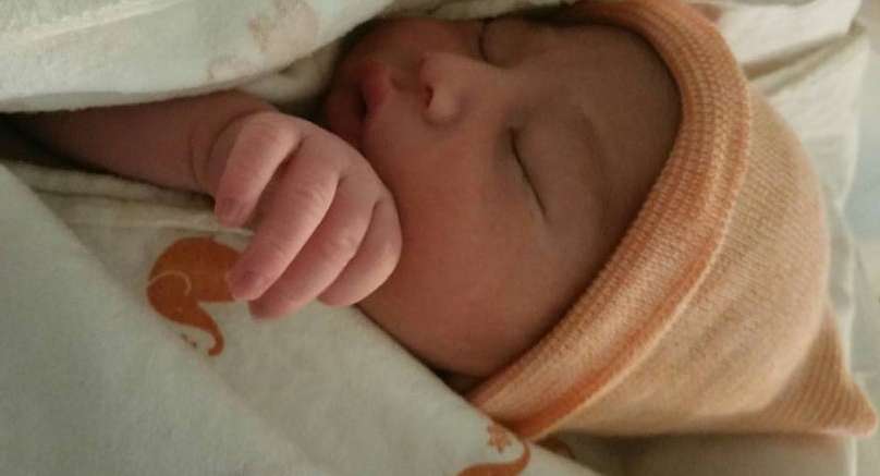 أول بث مباشر على فيس بوك لولادة طبيعية