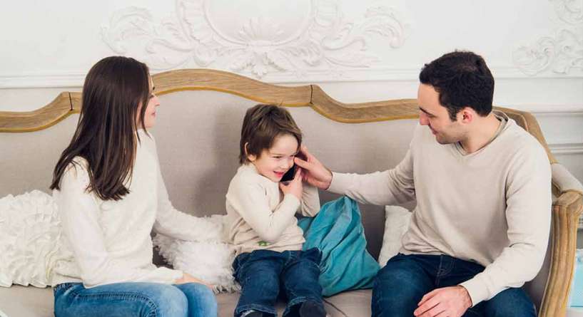 نظرة الطفل الى والديه في كل مرحلة من عمره