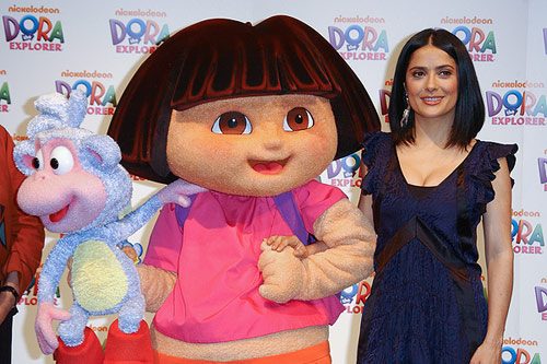 شاكيرا وسلمى حايك تبتكران حقائب مدرسية لشخصية Dora الكرتونية!