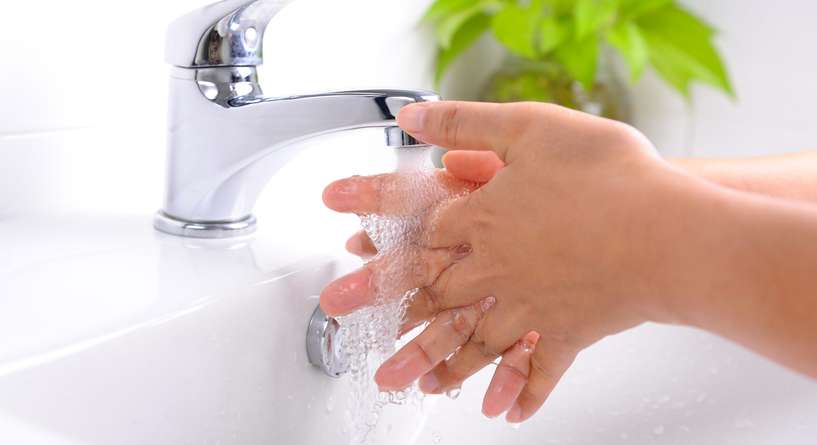 لهذا السبب لا تغسلي يديك بالماء الساخن