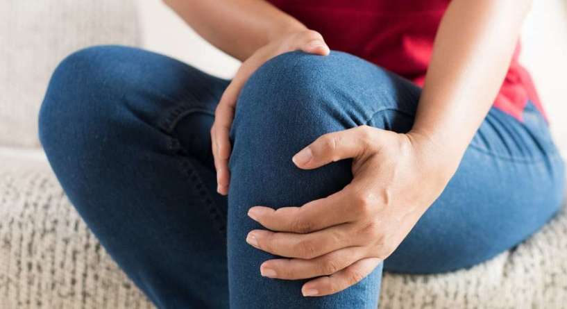 بقع حمراء تحت الجلد دموية في ظهر القدم والساقين