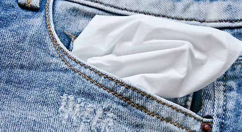 حيلة سهلة وسريعة لإزالة بقايا المحارم العالقة في الملابس أثناء الغسيل